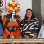 Rocío Meléndez preserva las tradiciones del Día de Muertos con ofrenda dedicada a expresidentes municipales.