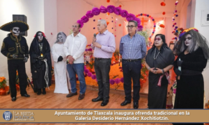 Ayuntamiento de Tlaxcala inaugura ofrenda tradicional en la Galería Desiderio Hernández Xochitiotzin.