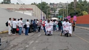 Exigen trabajadores del IMSS Tlaxcala aumento salarial del 10% y destitución de su representante.