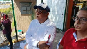 Trabajadores del IMSS realizan cierres intermitentes frente a HGZ 1, protestan por salarios y desabasto; anuncian marcha en Tlaxcala para mañana.
