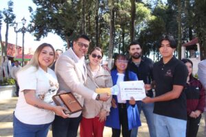 Giovani Montiel reconoce el talento y liderazgo de las juventudes de Tetla con la entrega del Premio Municipal de la Juventud 2026.