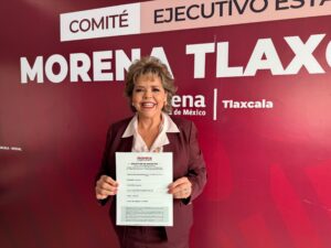 Marina Aguilar se registra por la coordinación de Morena en Apizaco; llama a la unidad.