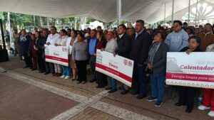 Entrega Javier Rivera 219 tinacos y calentadores solares a familias de Apizaco.