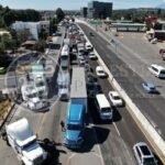 Transportistas bloquean carreteras de Tlaxcala por inseguridad y demandas fiscales.
