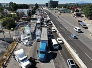 Transportistas bloquean carreteras de Tlaxcala por inseguridad y demandas fiscales.