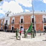 Acompaña Carlos López Suárez ceremonia de incineración y abanderamiento en la plaza de la Constitución.