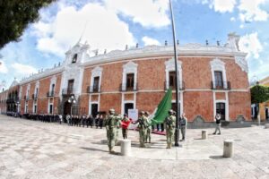 Acompaña Carlos López Suárez ceremonia de incineración y abanderamiento en la plaza de la Constitución.