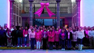 Presidenta Rocío Meléndez Pluma encabeza encendido de luces rosas en Tlaltelulco.